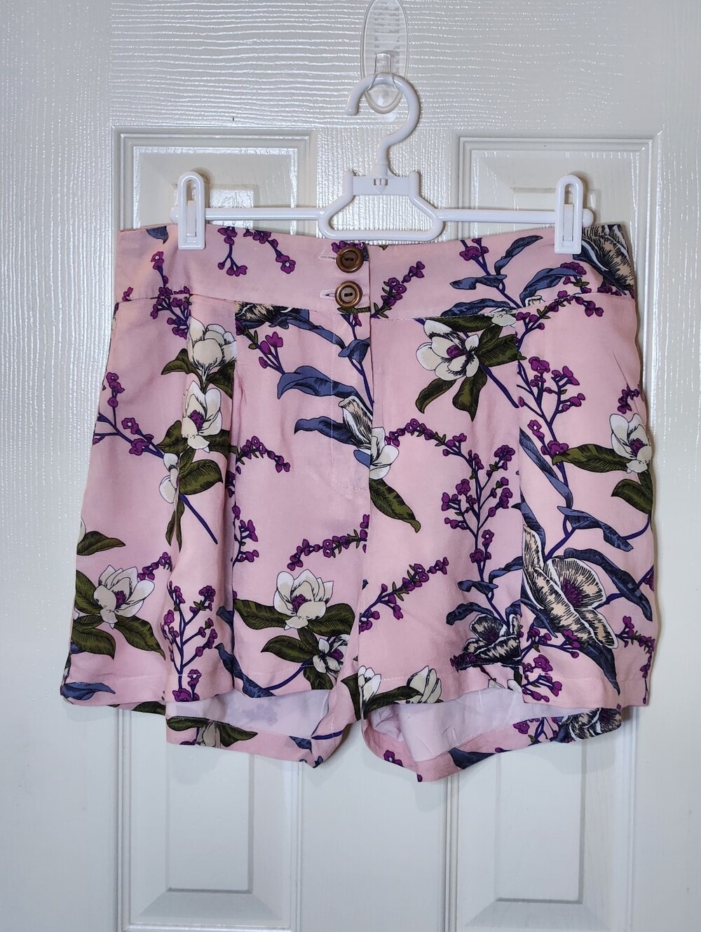 Azulu High-Waist Pink Floral Shorts with Button Front And Pleats. Size 6